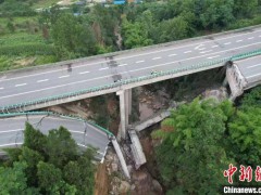 兩座橋梁倒塌事故分析